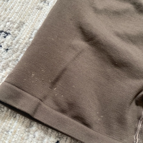 Alphalete amplify 4.5 inch shorts in mocha - Picture 5 of 8